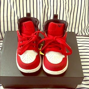 Gently used Toddler Nike sneakers 5C